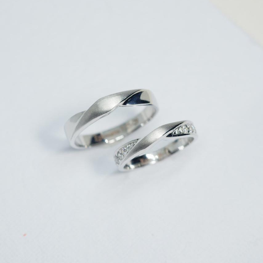 Serenity Twist Wedding Ring